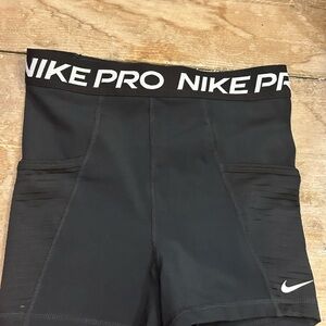 NIKE PROS 🤍| Size : small | Fabric: 83% polyester , 17% spandex | Color : black